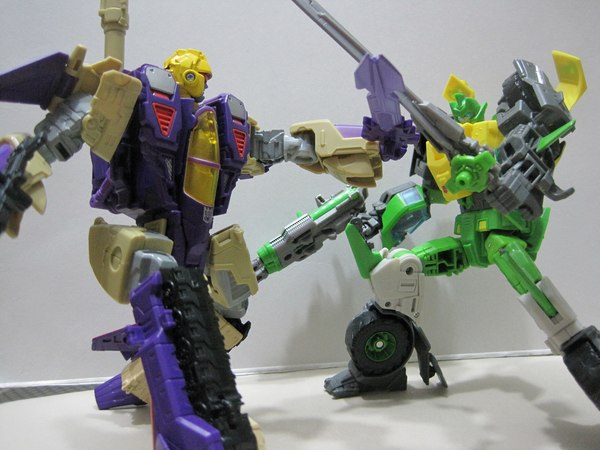 New Transformers Generations Blitzwing Versus Springer Images Show Triple Changer Awesomeness  (1 of 49)